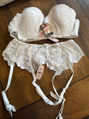 White Lace Strapless Bra and Garter Set